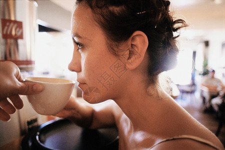喝咖啡的年轻女人背景图片
