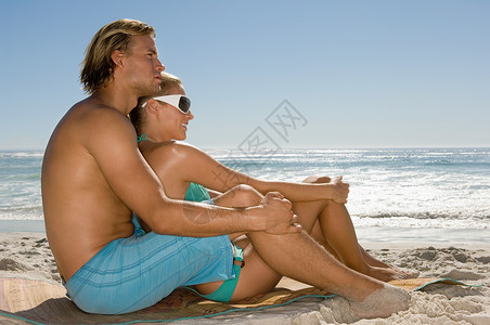 一对夫妇坐在海滩上图片