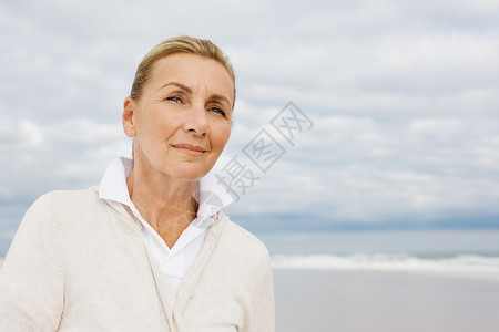海滩上的中年妇女外国人高清图片素材