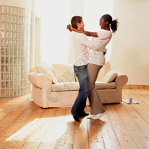 在家跳舞的情侣图片