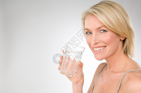 拿着一杯水的女人背景图片