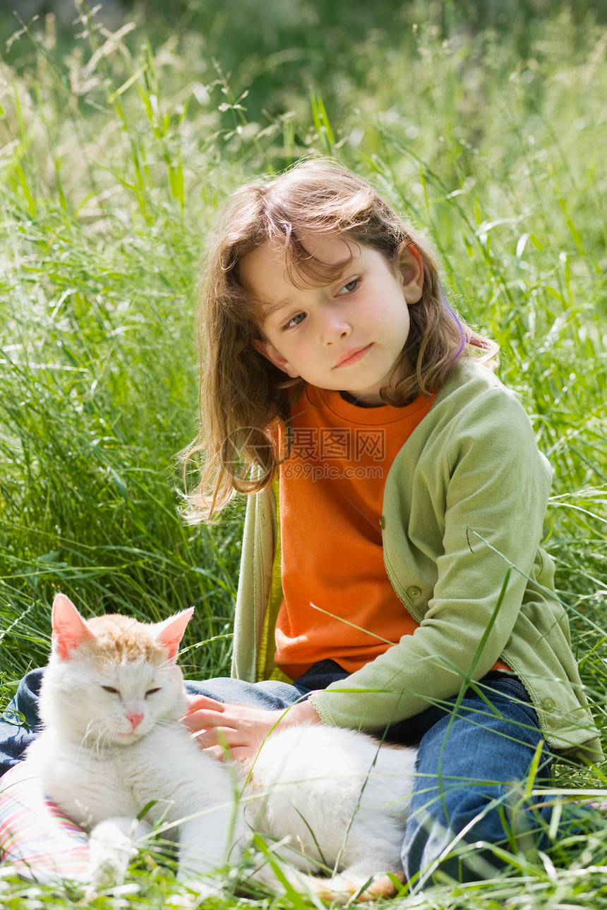 女孩和猫咪图片