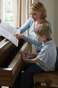 教儿子弹钢琴的母亲图片
