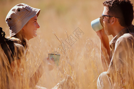 旅途喝水的夫妇背景图片