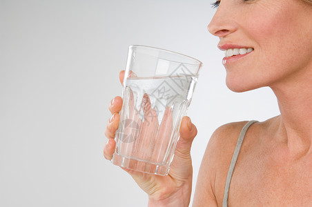 喝水的女人背景图片