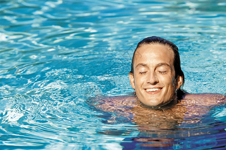 游泳的男子背景图片