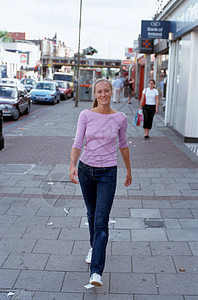 走在街上的女人人行道高清图片素材