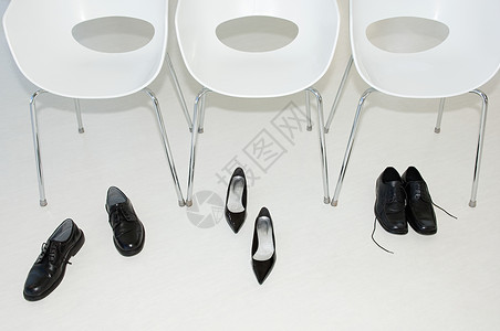一排的鞋子和椅子背景图片