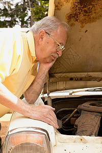 修车的老人背景图片