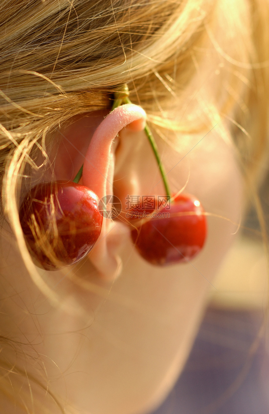樱桃挂在耳朵上的女人图片