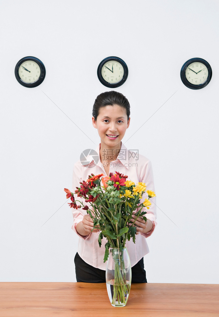 插花的女人图片