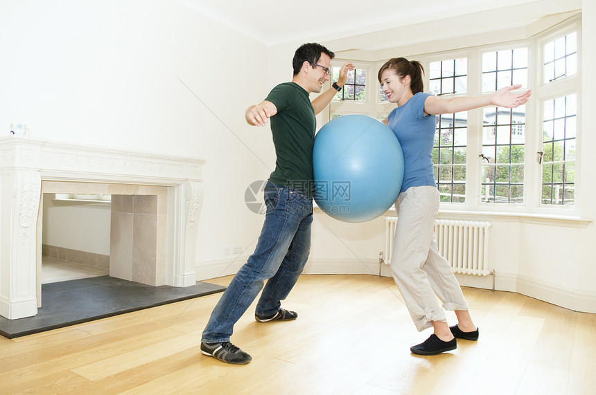 玩健身球的夫妻图片