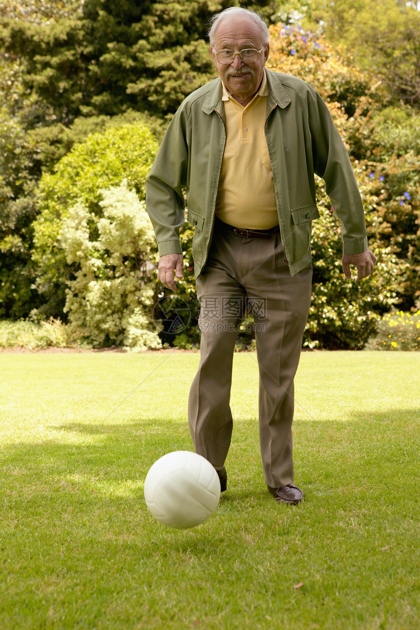 踢足球的老人图片