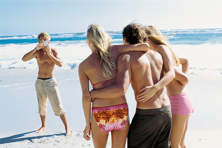 海滩度假的年轻人图片