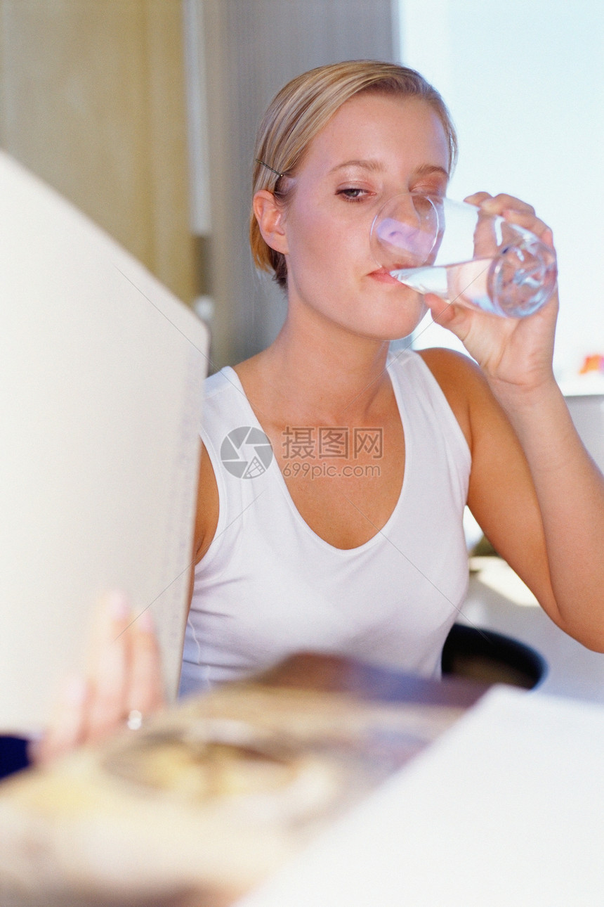 喝水的女人图片
