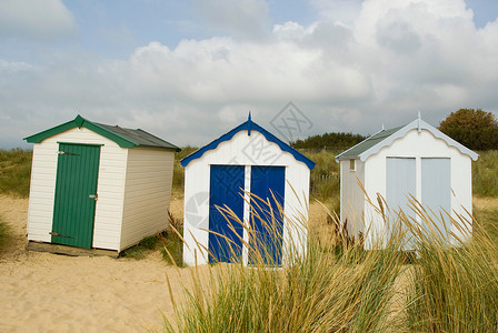 海滩上色彩鲜艳的小屋在户外高清图片素材