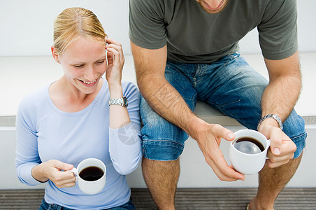 年轻夫妇在喝咖啡背景图片