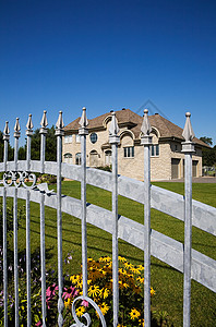 铁栅栏里的大房子背景图片