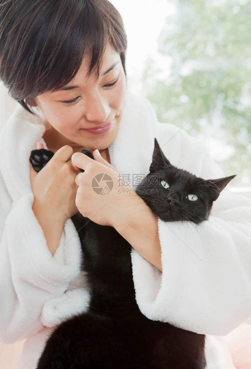 穿着浴衣抱猫的女人图片