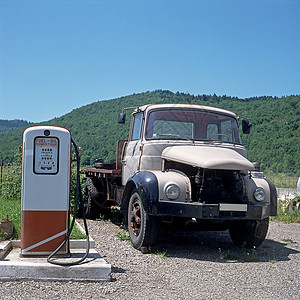 加油站旁的卡车图片