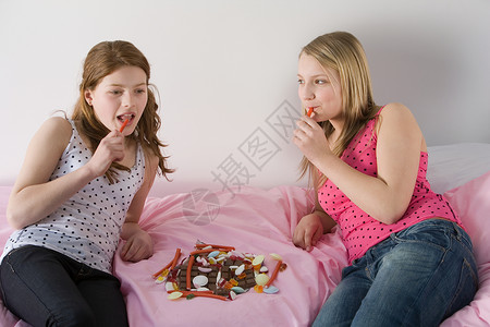少女吃糖果背景图片
