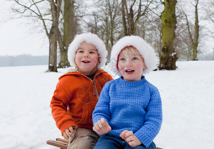 在雪地里戴着毛绒帽子的男孩图片