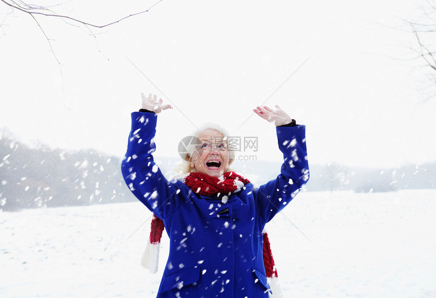 大雪中的妇女图片