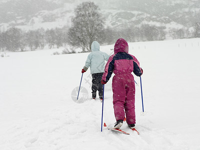 滑雪的女孩们在雪地里跋涉图片