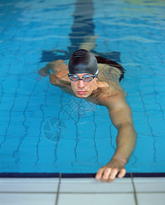 游泳池中的男游泳运动员图片