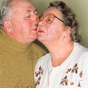 相爱的老年夫妇接吻图片
