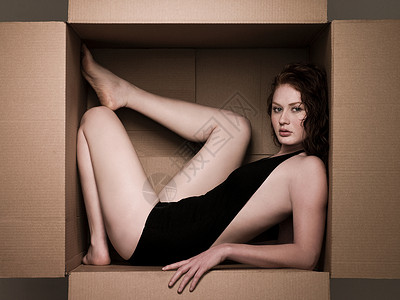 纸箱里的年轻女人图片