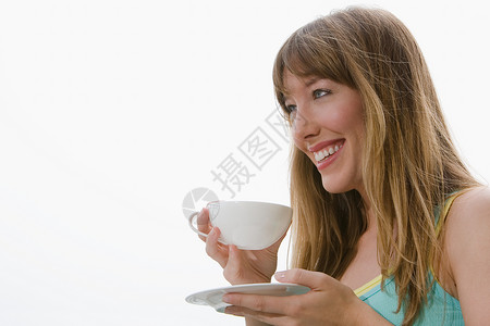 喝茶的年轻女子背景图片
