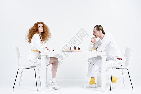 下棋的男女图片