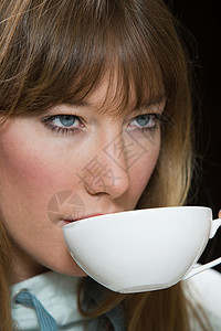 喝茶的年轻女子背景图片