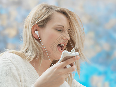 听MP3戴耳机听歌的女人背景