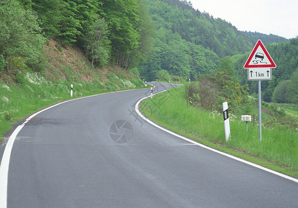 弯曲的乡村道路图片