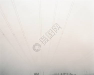 雾天架空电力线图片