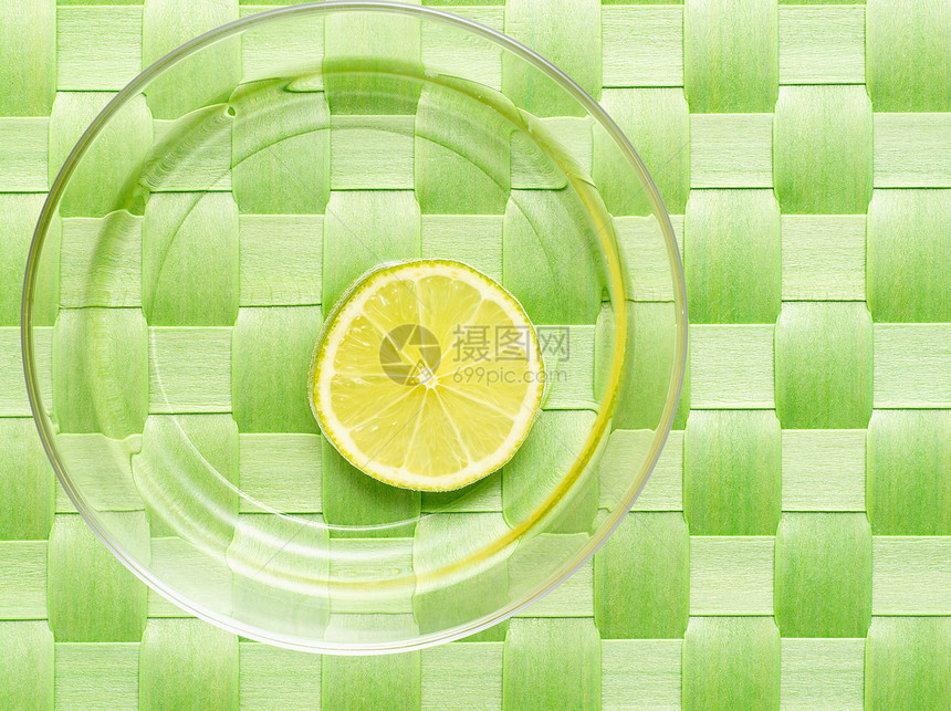 玻璃盘上的柠檬片图片