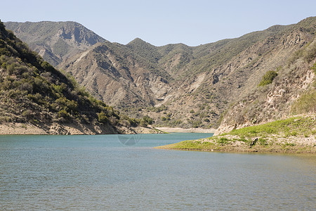 群山环湖图片