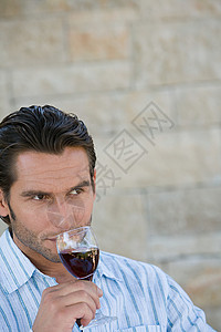 男人品酒图片