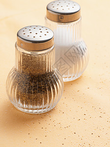 盐和胡椒瓶在室内胡椒瓶高清图片