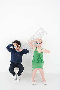 戴着3D眼镜的男孩和女孩图片