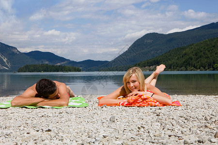 在湖边放松的年轻夫妇图片