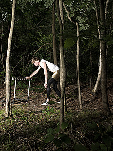 森林跨栏运动员图片