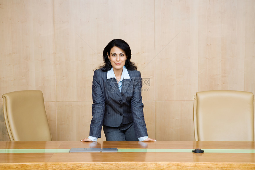 会议室里的女商人图片