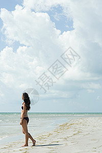 海边的年轻女子背景图片