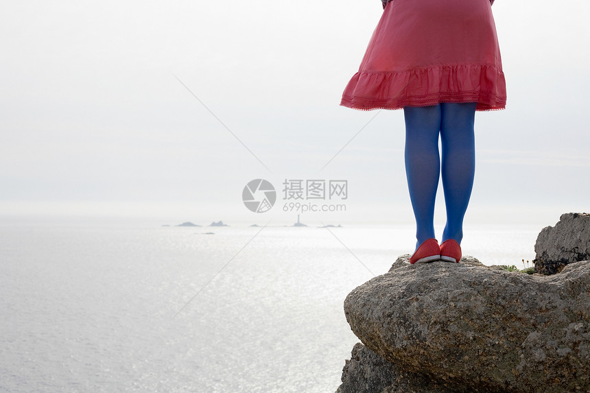 站在岩石上的女人图片
