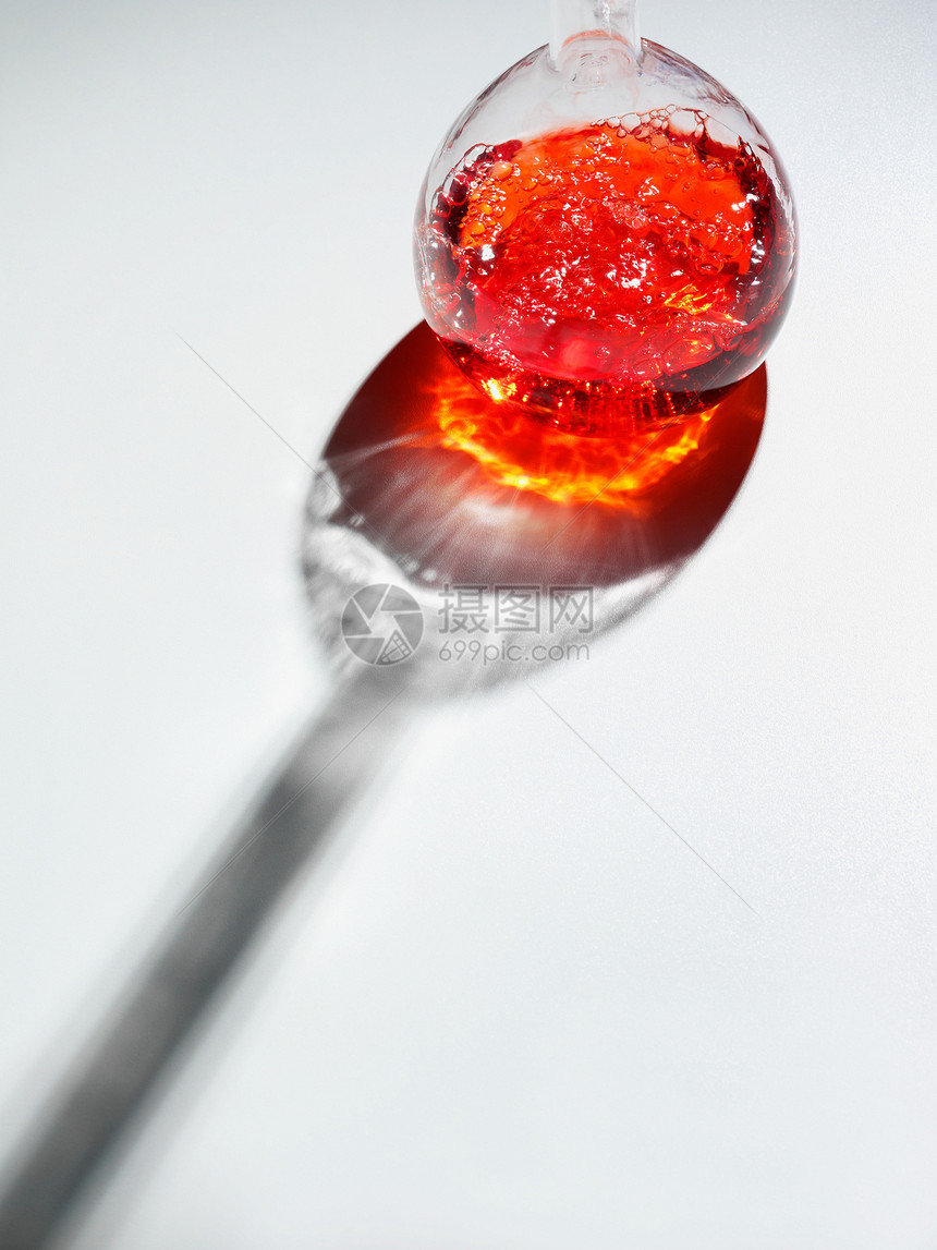 玻璃瓶中的红色液体图片