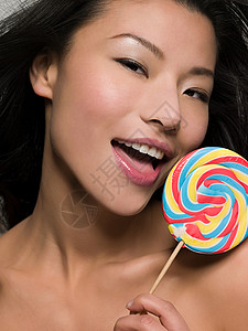 吃棒棒糖的女人图片