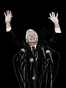 高举双手的政治家图片
